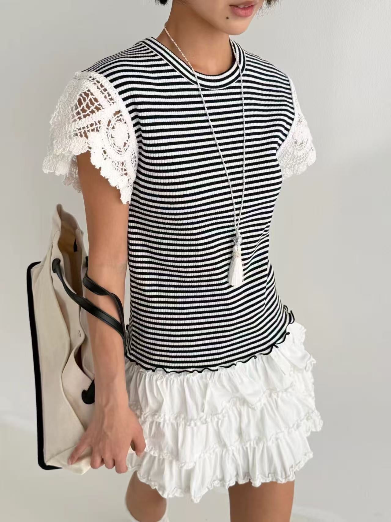 韓國直送Playful Striped Lace T-Shirt - HLY &amp; CHOCCICO