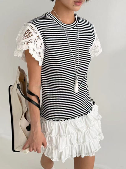 韓國直送Playful Striped Lace T-Shirt - HLY &amp; CHOCCICO