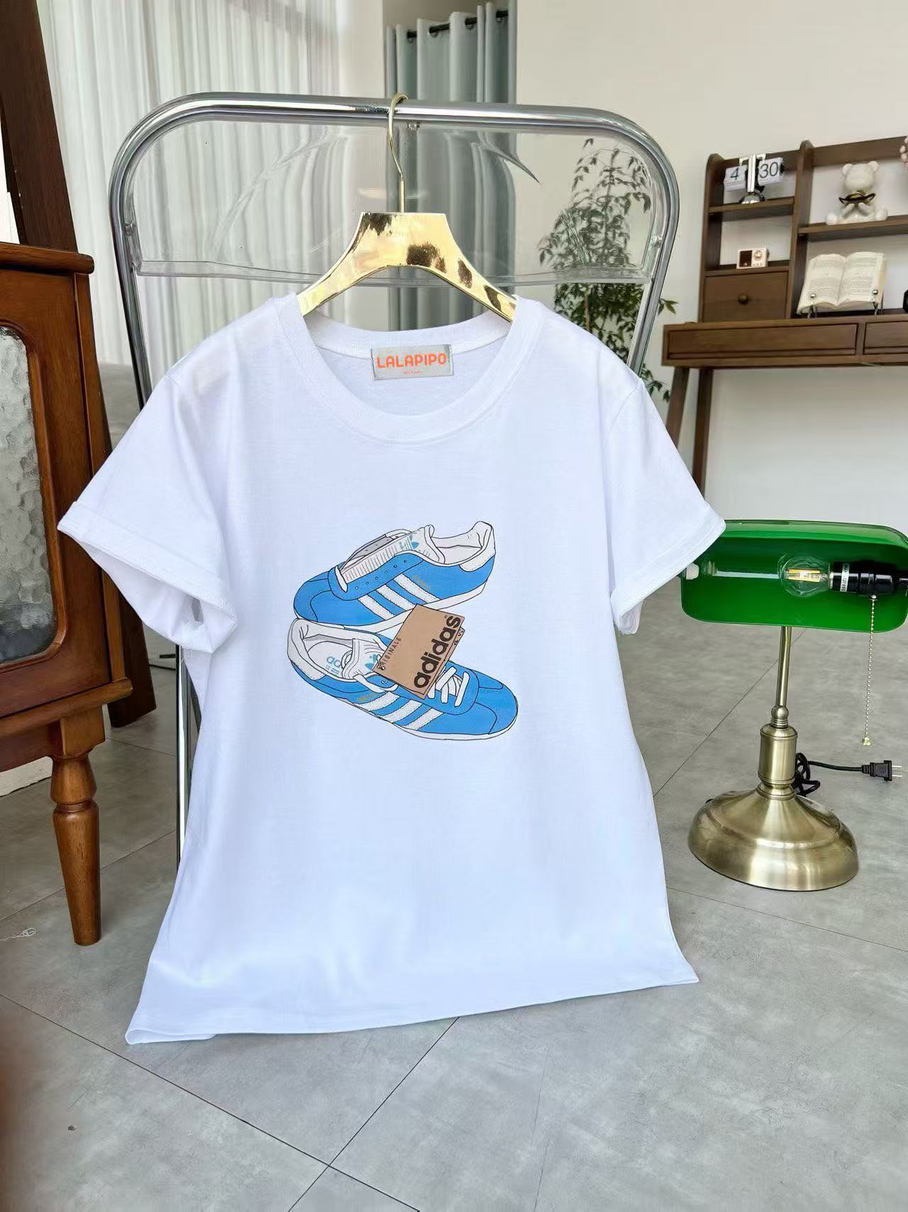 韓國直送Sneaker Love Graphic Tee - HLY &amp; CHOCCICO