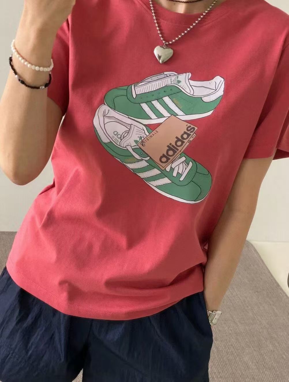 韓國直送Sneaker Love Graphic Tee - HLY &amp; CHOCCICO