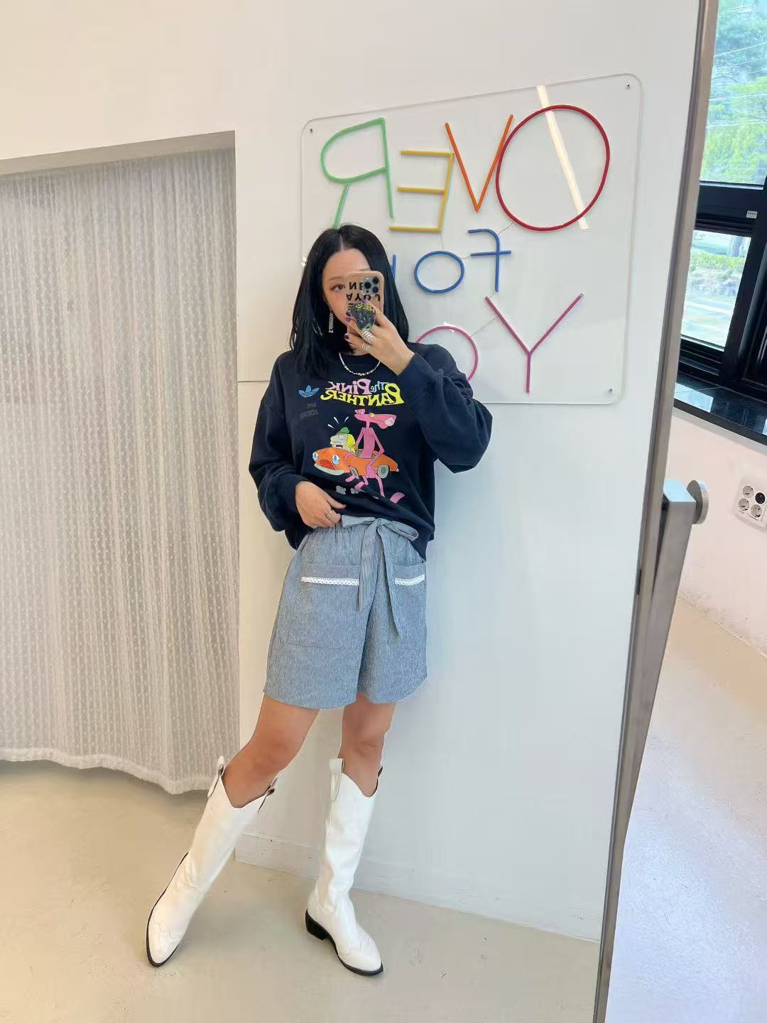 韓國直送The Pink Panther Graphic Sweatshirt HLY & CHOCCICO