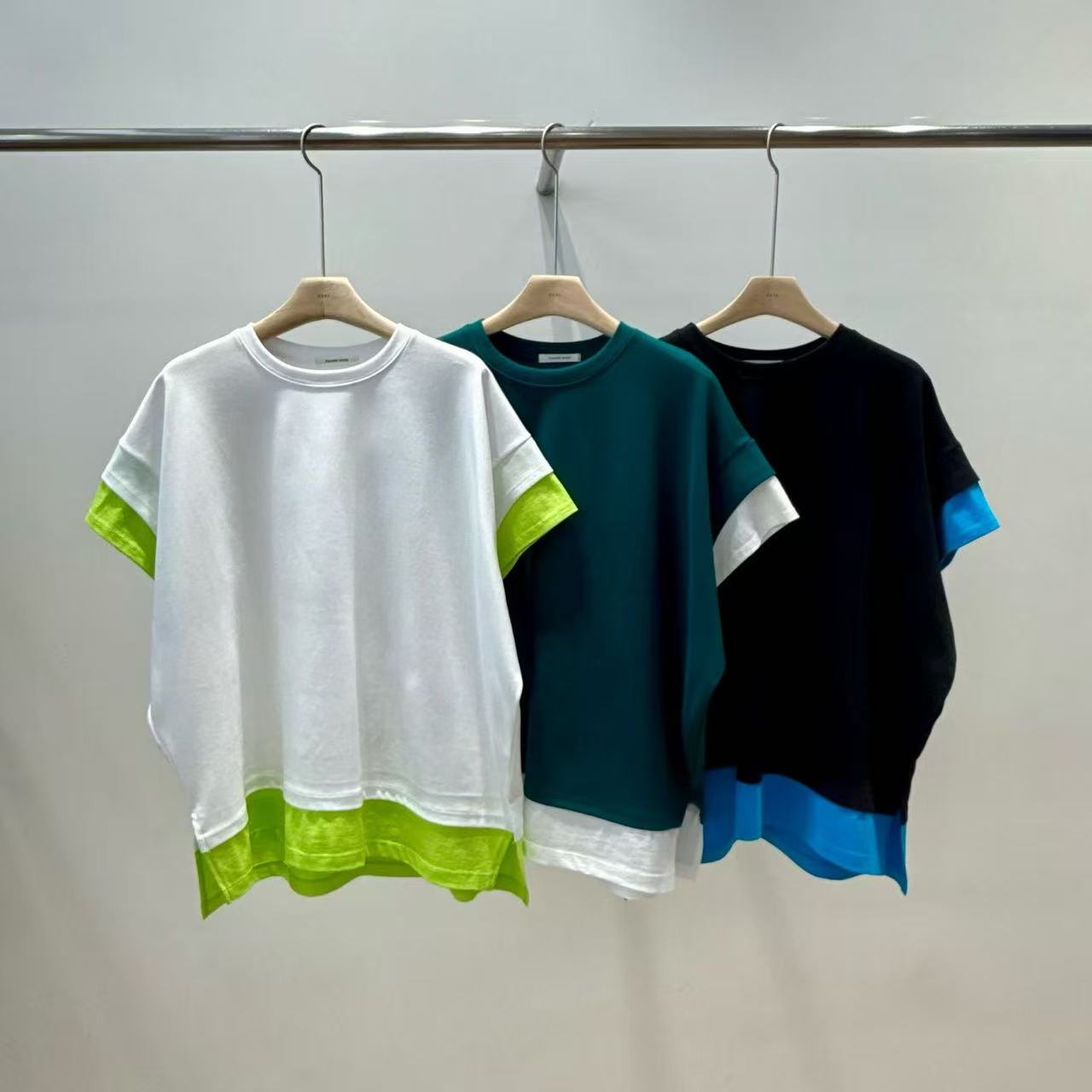 韓國直送Vibrant Trim T-Shirt - HLY &amp; CHOCCICO