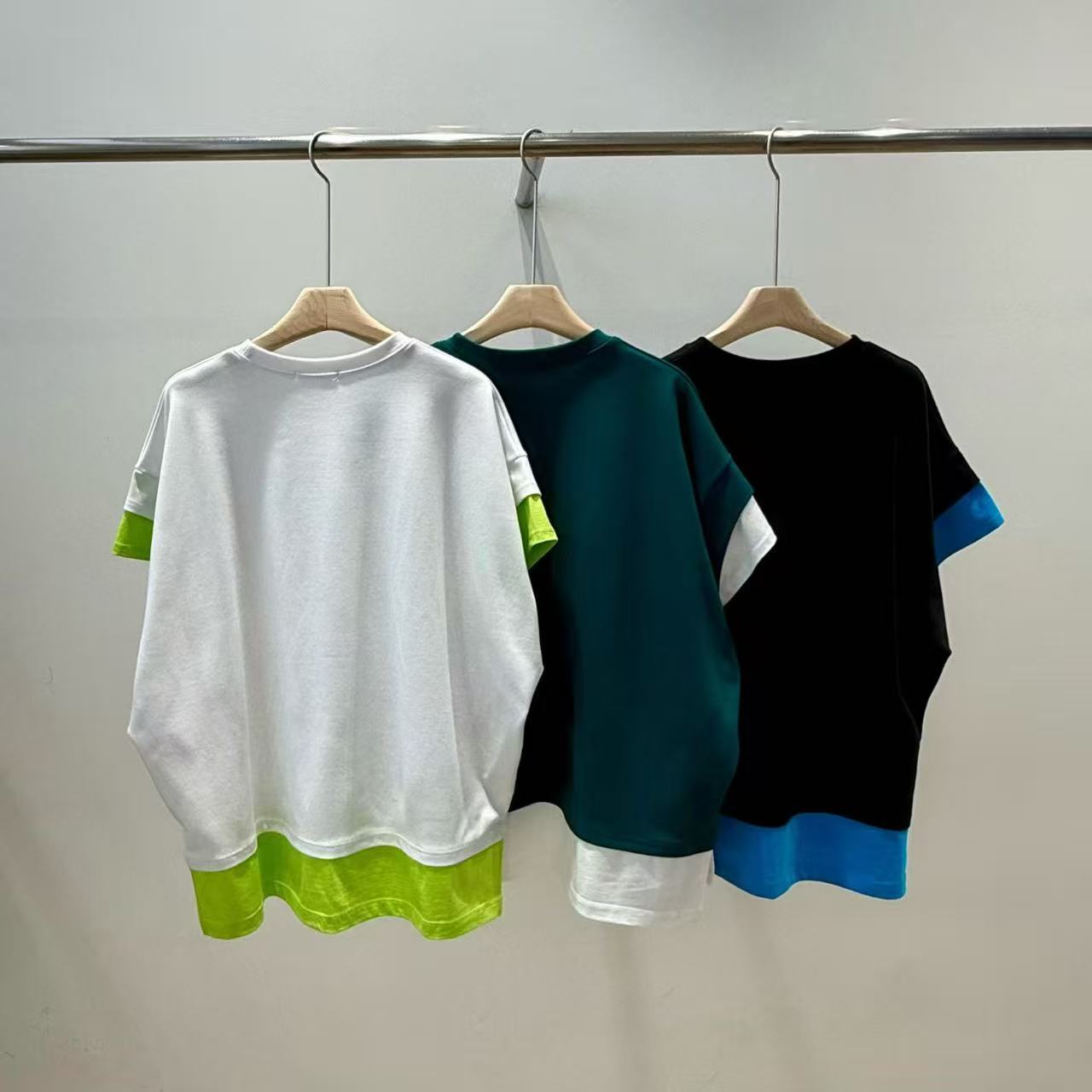 韓國直送Vibrant Trim T-Shirt - HLY &amp; CHOCCICO