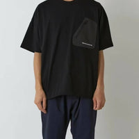 Wide Pocket Tee HLY & CHOCCICO